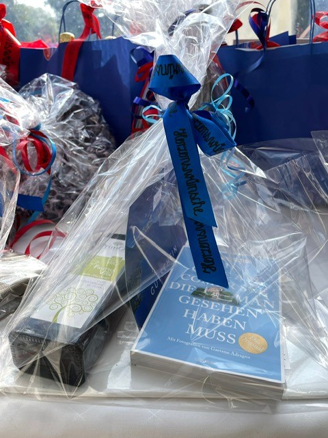 Spendenpreis der Tombola beim Benefizturnier von herzenswünsche