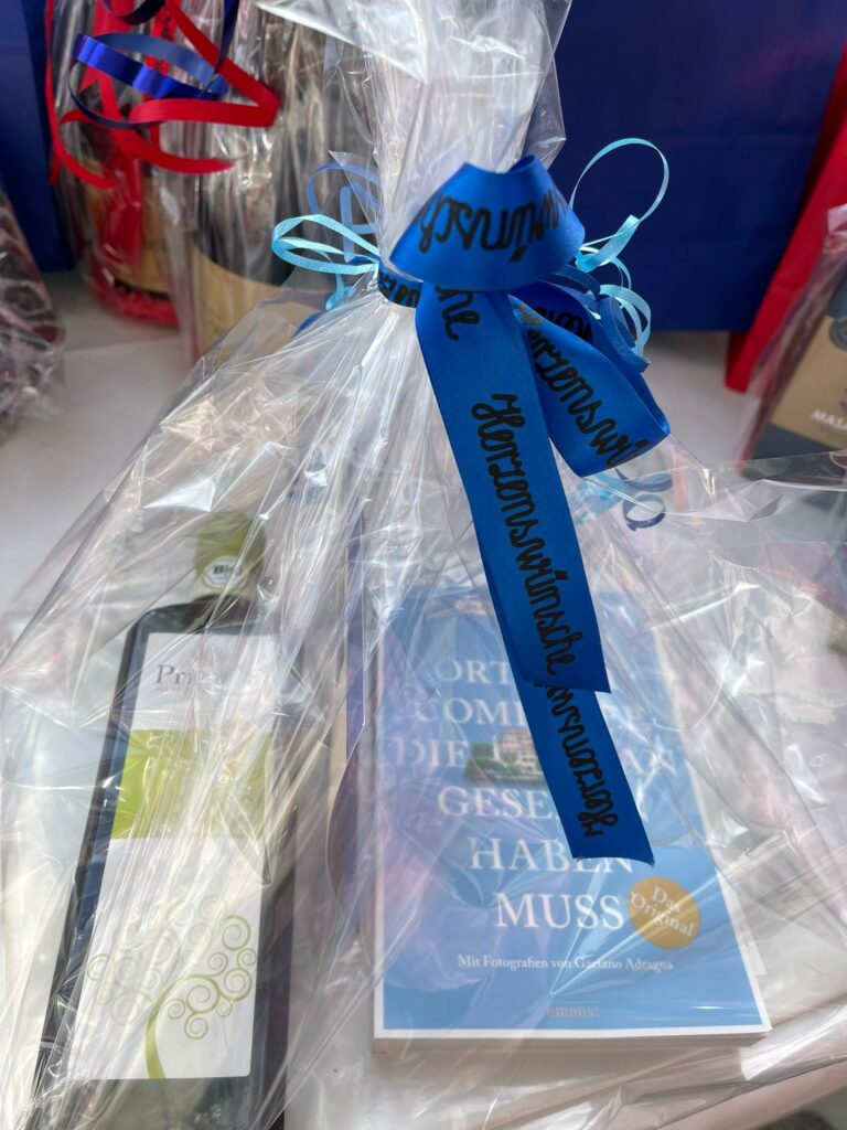 Spendenpreis der Tombola beim Benefizturnier von herzenswünsche